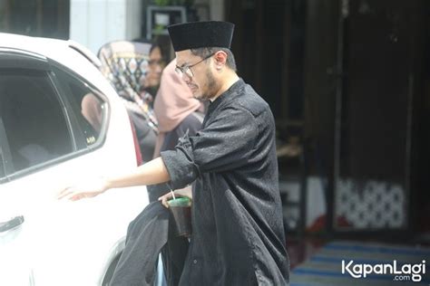 10 Portraits of Angger Dimas Shedding Tears Before His Mother's Funeral ...