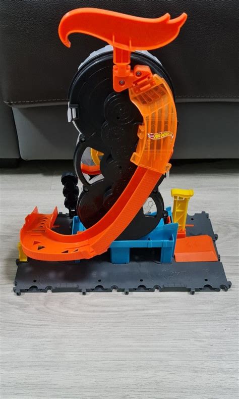 Hot Wheels City Super Twist Tire Shop Playset Hobbies Toys Toys Games On Carousell