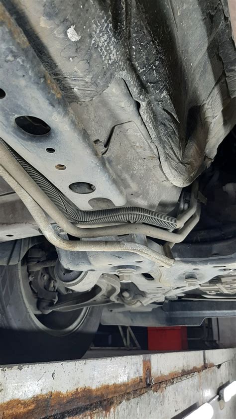 Защита трубок заднего контура кондиционера. — Ford Explorer (5G), 3,5 л ...