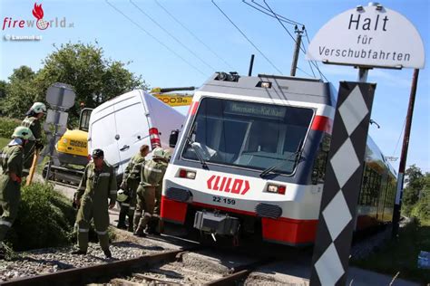 O Kleintransporter In Prambachkirchen Von Linzer Lokalbahn Gerammt