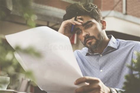 Documento Preocupante De La Lectura Del Hombre De Negocios Imagen De