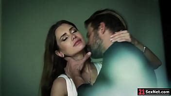 Chico trae a casa y comienza a follar con su pequeña novia rusa XVIDEOS