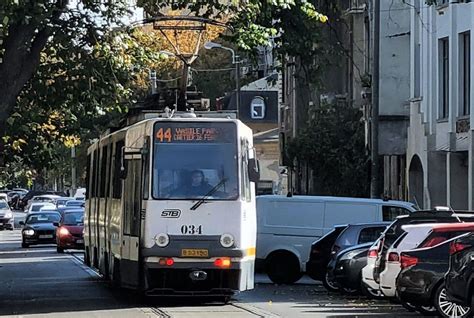 B Dou Linii Stb Blocate De O Ma In Parcat Pe Ine Tramvaiele