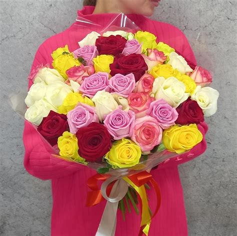 Букет из 41 разноцветной розы купить с доставкой в Москве | Миллион Букетов