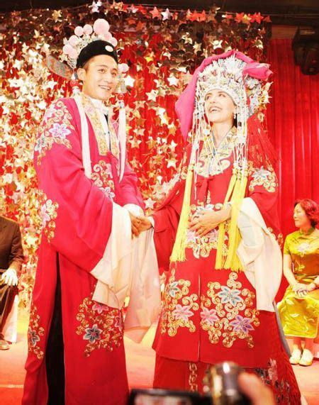 中国の伝統的な挙式 結婚式 唐装 中国の衣装 ウェディングファッション