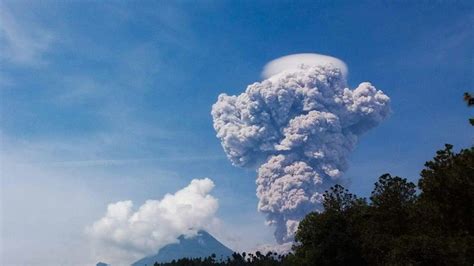 Strong explosion of Santa Maria volcano, Guatemala in pictures ...