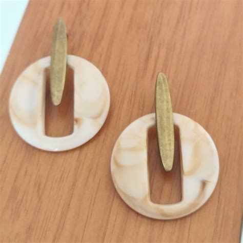 Brinco De Resina Nude Mesclado Ouro Velho Elo7