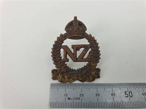 Wwii New Zealand Onward Cap Badge Dated Trade In Military