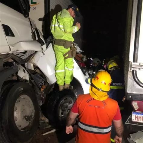 VÍDEO Carro é esmagado por dois caminhões em acidente na BR 277 no Paraná