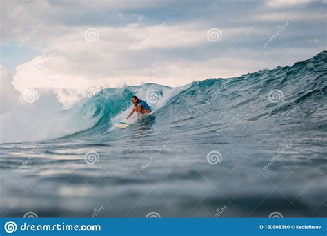 Muchacha De La Resaca En La Tabla Hawaiana Mujer En El Oc Ano Durante