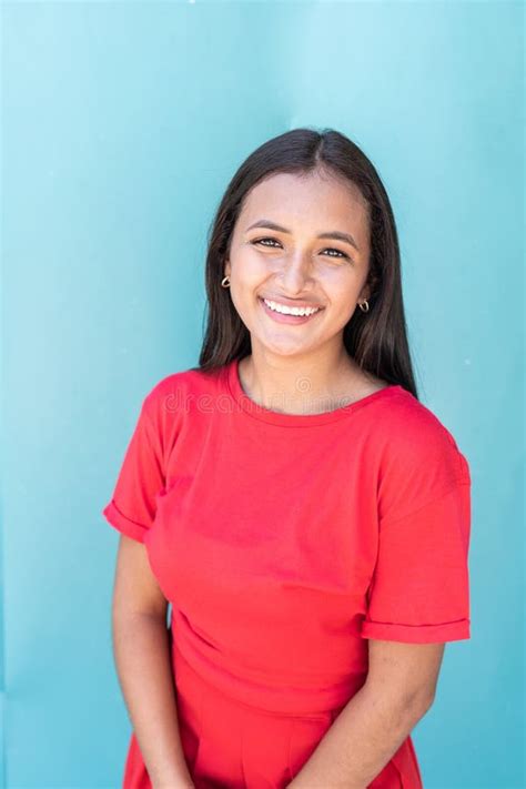 Mujer Latina Sonriendo En La Calle Imagen De Archivo Imagen De Verano Mujer 253409381