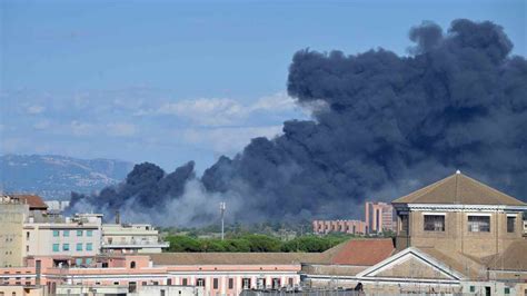 Roma Brucia Maxi Incendio In Zona Casilina Sentite Esplosioni La