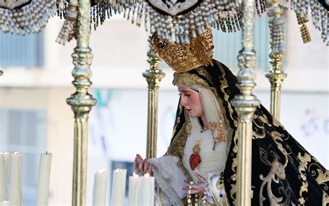 La cofradía del Amor y la Caridad el Viernes Santo en Málaga en fotos