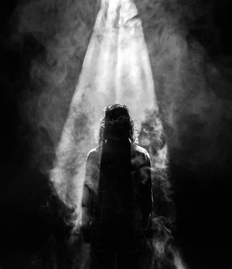 gambar  cahaya hitam  putih merokok kegelapan satu warna