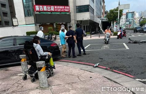 【情報】高雄保時捷路口撞救護車！駕駛沒聽到警笛聲 再衝騎樓 場外休憩區 哈啦板 巴哈姆特