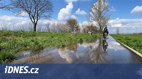 Hradec nevyřešil problémy na cyklostezce do Ruseka Stále je pod vodou