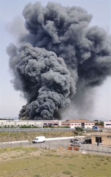 Disastro Ambientale In Zona Asi A Teverola Le Fiamme Devastano Un