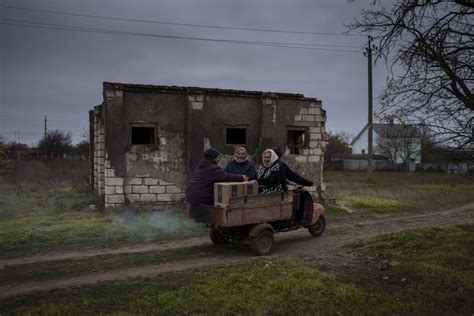 Bâtiments mutilés et véhicules détruits