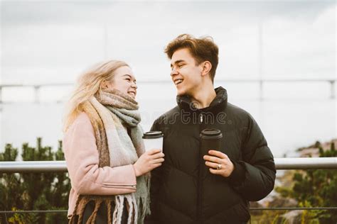Lieve Brunette Jongen En Knappe Meid Blonde Koffie Drinken En Praten Op Date Loopende Tieners