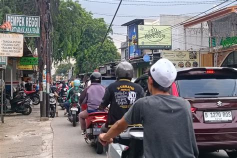 Foto Jalan Raya Condet Macet Ada Penanganan Kabel Udara Yang Terbakar