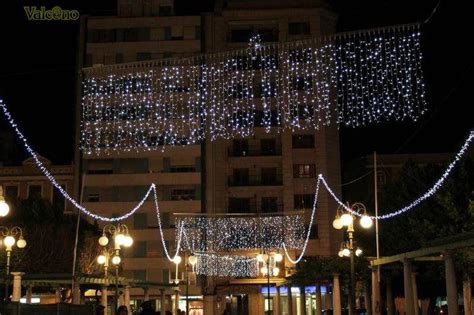 Las luces navideñas ya adornan 29 calles y plazas de Alzira El Sis Doble