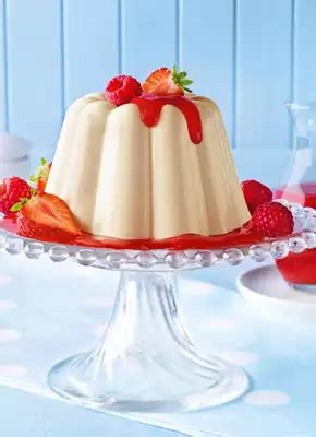 Marzipan Pudding mit Erdbeer Himbeer Soße Rezept Dr Oetker