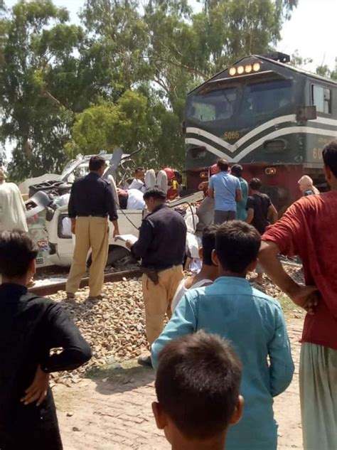 Pakistán Aumentan A 22 Los Fallecidos En Pakistán Al Arrollar Un Tren