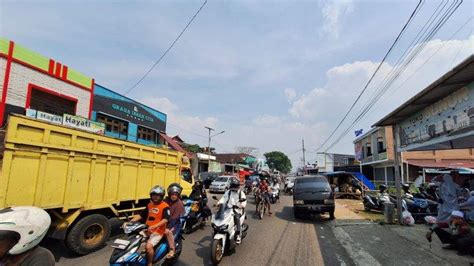 Jalan Lintas Curup Lebong Sempat Padat Saat Pelaksanaan Wisuda Di