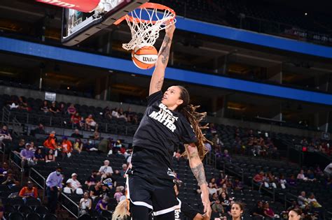 Brittney Griner delivers slam dunk to celebrate return to US