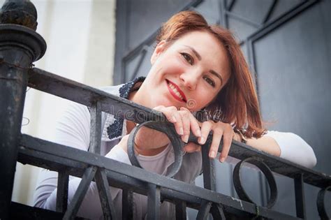 Brunette Linda Chica Divertida En La Parte Central De La Antigua Ciudad Caminar Por El Centro