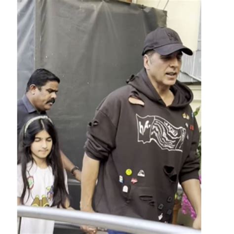 Akshay Kumar politely stops fans from taking pictures of his daughter ...