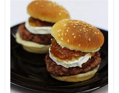 Mini Hamburguesas Caseras Con Queso De Cabra Y Cebolla Caramelizada