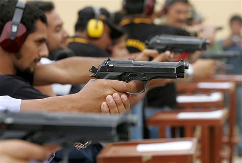 Qué señala la ley de armas en Perú y cuáles son los requisitos para