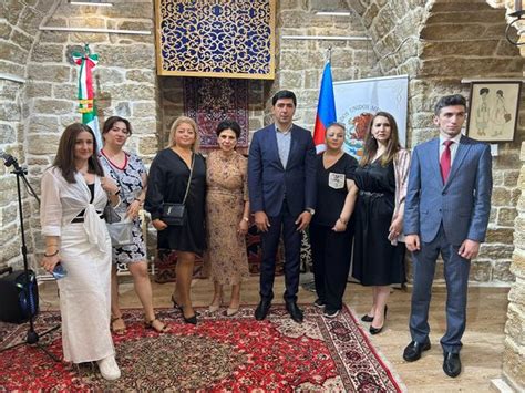 La Embajada En Azerbaiy N Present La Colecci N De Pinturas Trajes