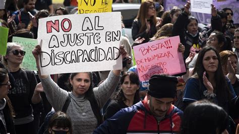 Acampe por la discapacidad continúa la protesta mientras el Gobierno