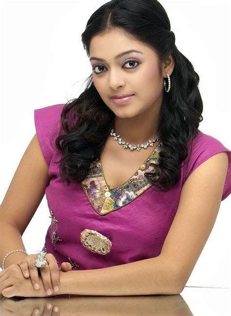 Tamil Actress Janani Iyer New Photo Gallery Actress Shots