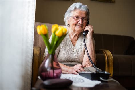 Oude Rijpe Oma Verleid Tot Neuken Tijdens Een Wandeling Door Een Jonge Hot Sex Picture