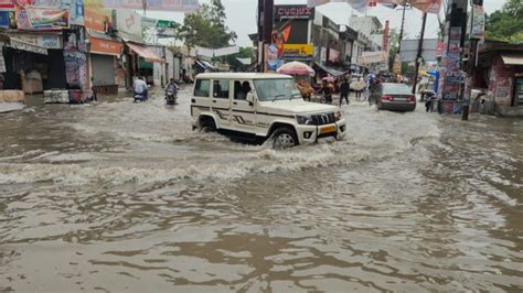 नगर निगम के विकास के दावों की बारिश ने खोली पोलकाशीपुर में भरा लबालब