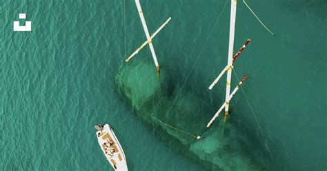 沈没した船のある緑の水域の空中写真の写真 Unsplashの舟の無料画像