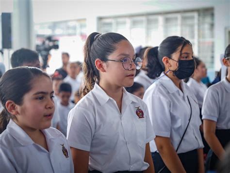 Casi Al El Avance En La Entrega De Uniformes Y Tiles Escolares