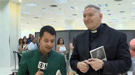 Padre Marcelo Rossi chora ao vivo na Globo notícia de morte