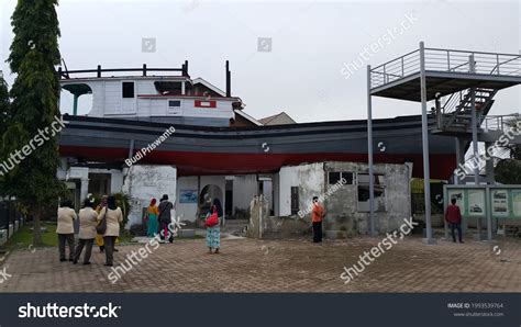 8 Kapal Tsunami Lampulo Images Stock Photos Vectors Shutterstock