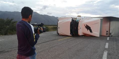 Fotos Tr Iler Vuelca Por Vientos En La Ventosa El Heraldo De M Xico