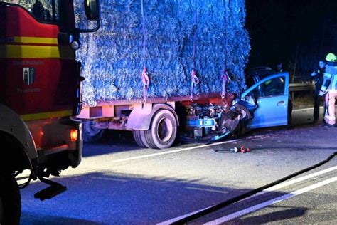 Autofahrerin Kracht In Traktor Anh Nger Fahrzeuge Ineinander Verkeilt