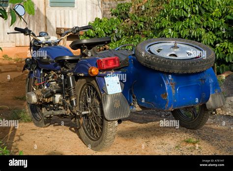 Vieux Classique Moto Avec Side Car Garé Dans Un Jardin Vinales