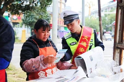 施秉交警多形式开展122全国交通安全日活动文明宣传潘成婷