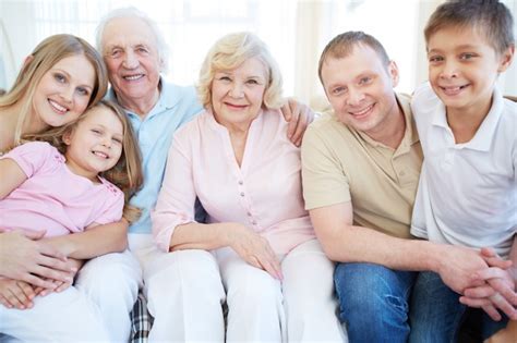 Fröhliche familie im wohnzimmer | Download der kostenlosen Fotos