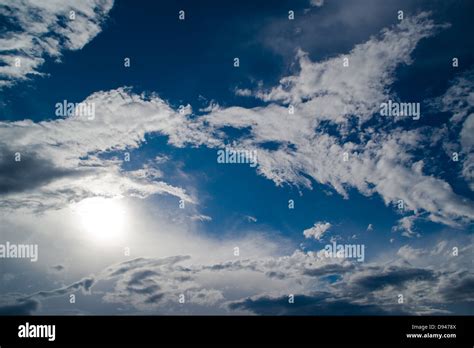 Blauer Himmel Mit Wolken Und Sonne Fotos Und Bildmaterial In Hoher