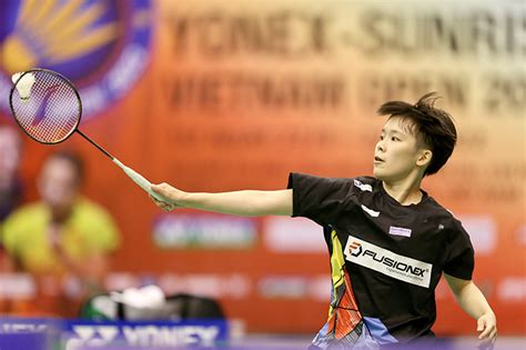 Hot girl cầu lông Thùy Linh cười tít mắt nhận huy chương lịch sử mơ săn cúp tiếp