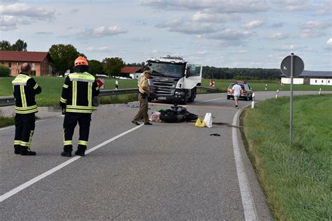 Motorrad kracht frontal in Lkw bei Burgkirchen an der Alz Staatsstraße